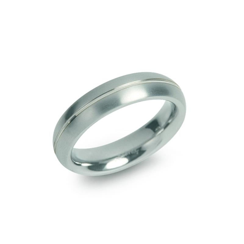 De Boccia Titanium Ring 0130-01 van Boccia heeft een minimalistisch ontwerp met gepolijst titanium, geaccentueerd door een enkele dunne groef rond het midden. Hij wordt schuin weergegeven tegen een effen witte achtergrond.