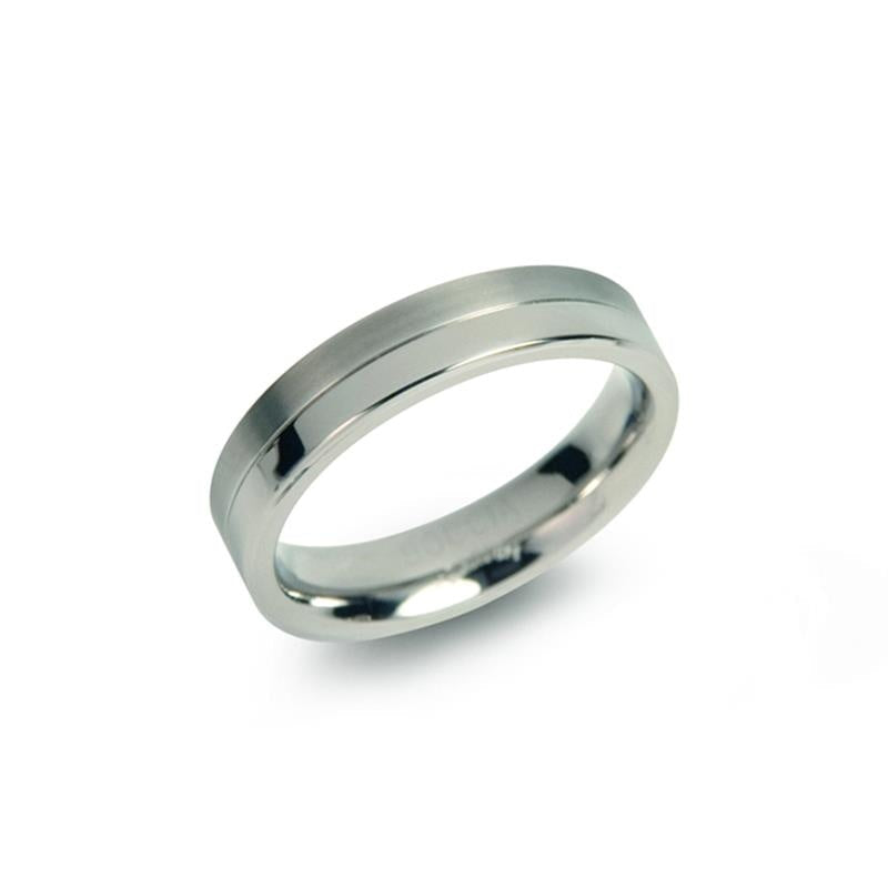 De Boccia Titanium Ring 0129-01 van Boccia heeft een glad, plat oppervlak met licht afgeschuinde randen in damesring-stijl, gefotografeerd op een witte achtergrond – een tijdloze schoonheid.