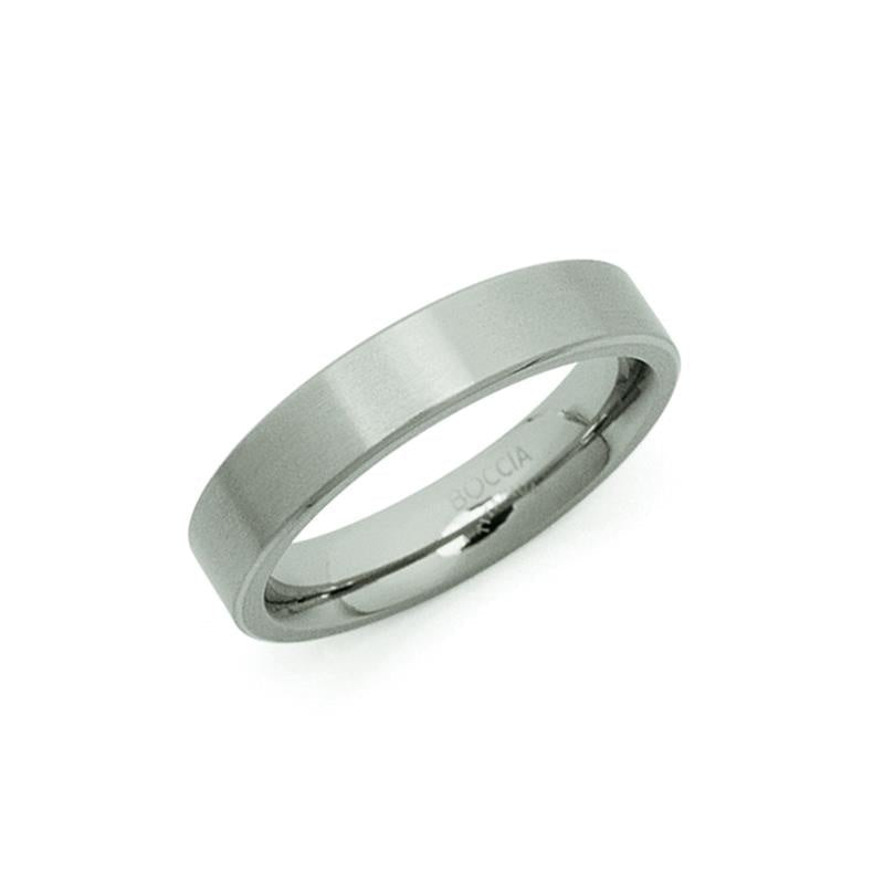 De Boccia Titanium Ring 0121-03 heeft een gepolijste matte titanium buitenkant met een geborstelde afwerking en een glanzende binnenband met de gravure "BOCCIA". Dit verfijnde accessoire komt elegant tot zijn recht tegen een effen witte achtergrond.
