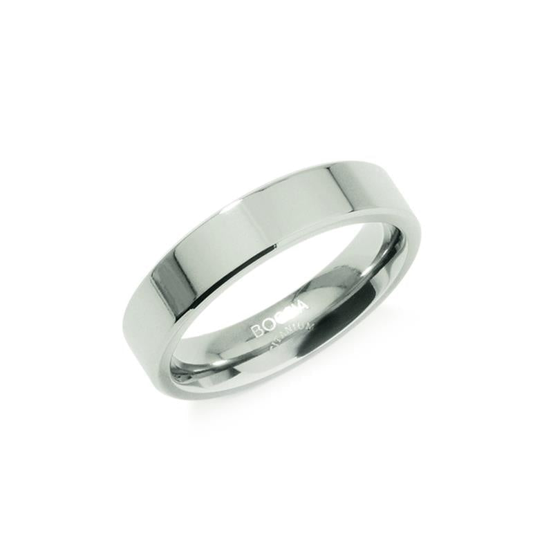 De Boccia Titanium Ring 0121-01 heeft een glad, reflecterend oppervlak en vierkante randen. Het is een gepolijst accessoire van Boccia, afgebeeld op een witte achtergrond.