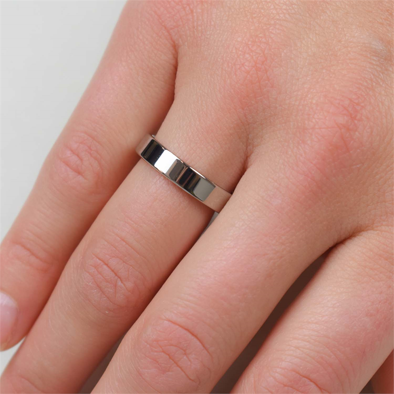 Een close-up van een hand met de Boccia Titanium Ring 0121-01 van Boccia aan de ringvinger, tegen een lichte achtergrond.