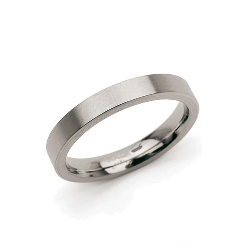 De Boccia Titanium Ring 0120-03 van Boccia heeft een vlak, geborsteld titanium oppervlak en een gladde, afgeronde binnenrand. Dit veelzijdige accessoire wordt afgebeeld op een witte achtergrond.