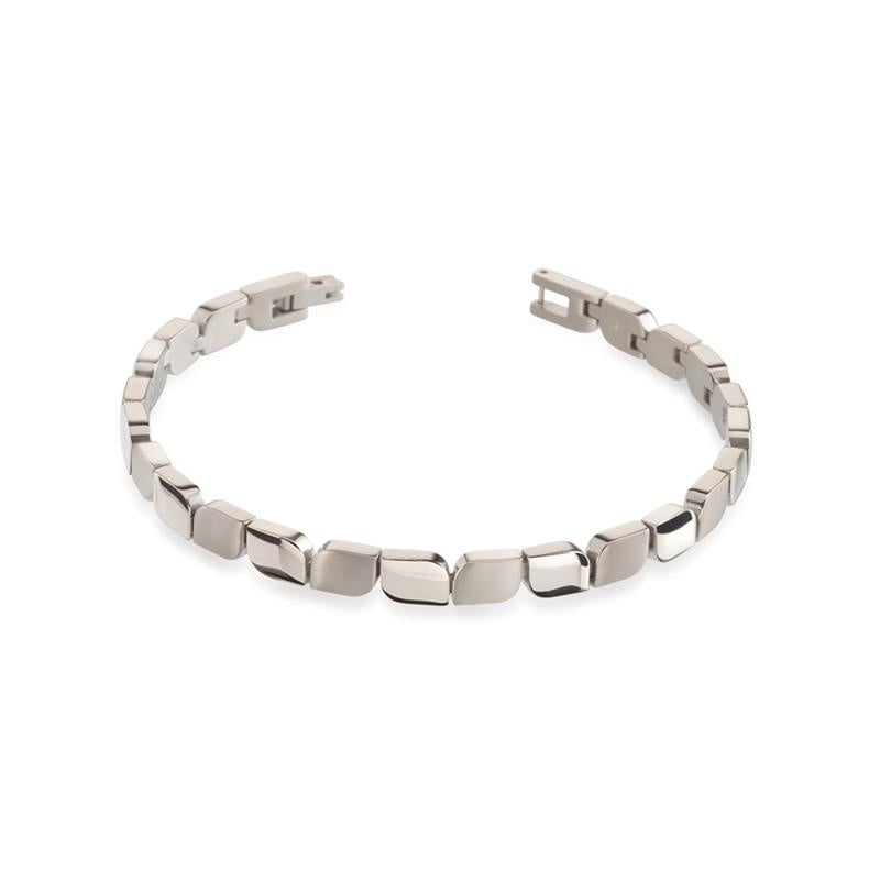 De Boccia Titanium Armband 03007-01 van Boccia heeft gladde, gepolijste onregelmatig gevormde schakels en is halfopen afgebeeld op een witte achtergrond.