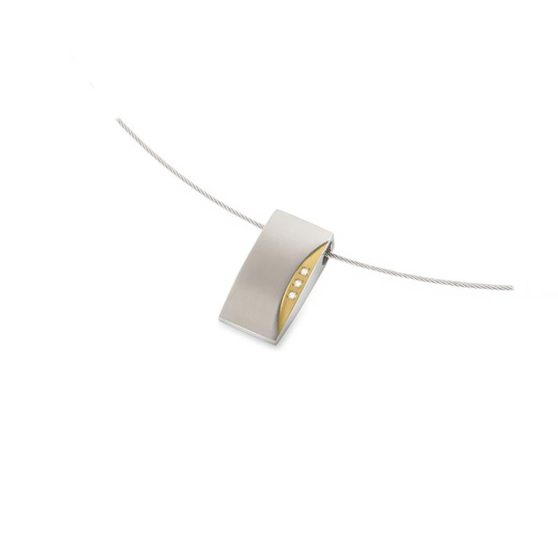 De Boccia Titanium Hanger Bicolor dia 3/0.015 (0793-04) heeft een moderne, rechthoekige hanger van satijnzilver met goudkleurige accenten en drie diamanten, op een dunne zilveren draad.