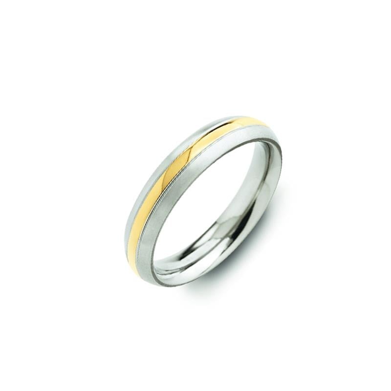De Boccia Titanium Ring Bicolor 0131-02 van Boccia heeft een gladde gepolijste zilveren afwerking met een enkele gouden accentstreep rond het midden, afgebeeld tegen een witte achtergrond.