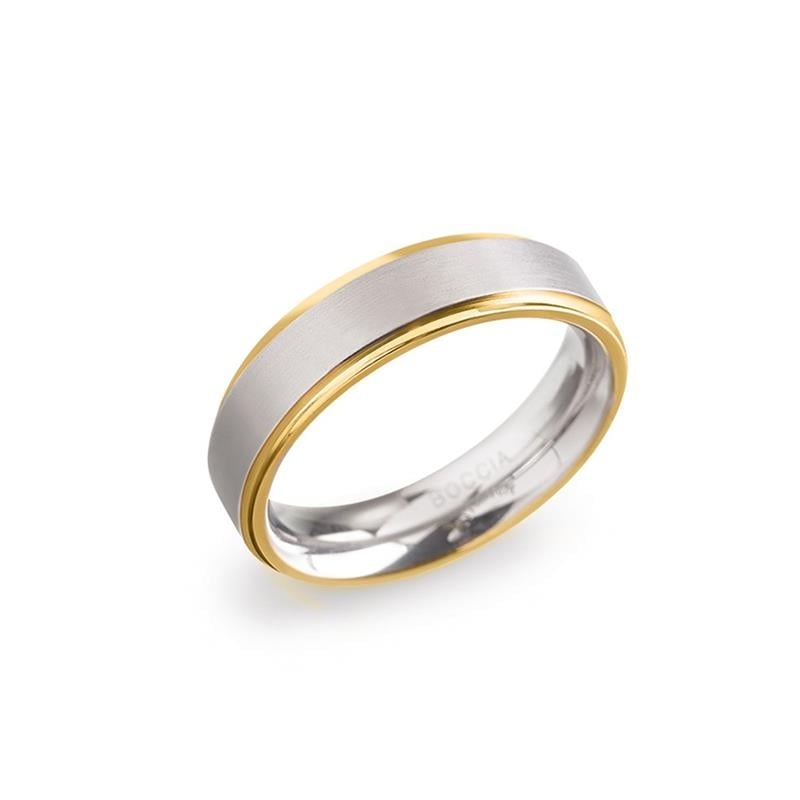 De Boccia Titanium Ring Bicolor 0134-05 heeft een matte zilveren kern met gepolijste gouden randen, waardoor de verfijnde tweekleurige stijl van Boccia op een witte achtergrond wordt benadrukt.