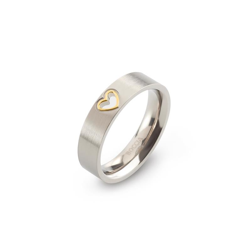De Boccia Titanium Ring Bicolor 0143-02 heeft een mat zilveren band met een klein gouden hartje. De gladde, gepolijste binnenkant is gemaakt door Boccia en zorgt voor draagcomfort.