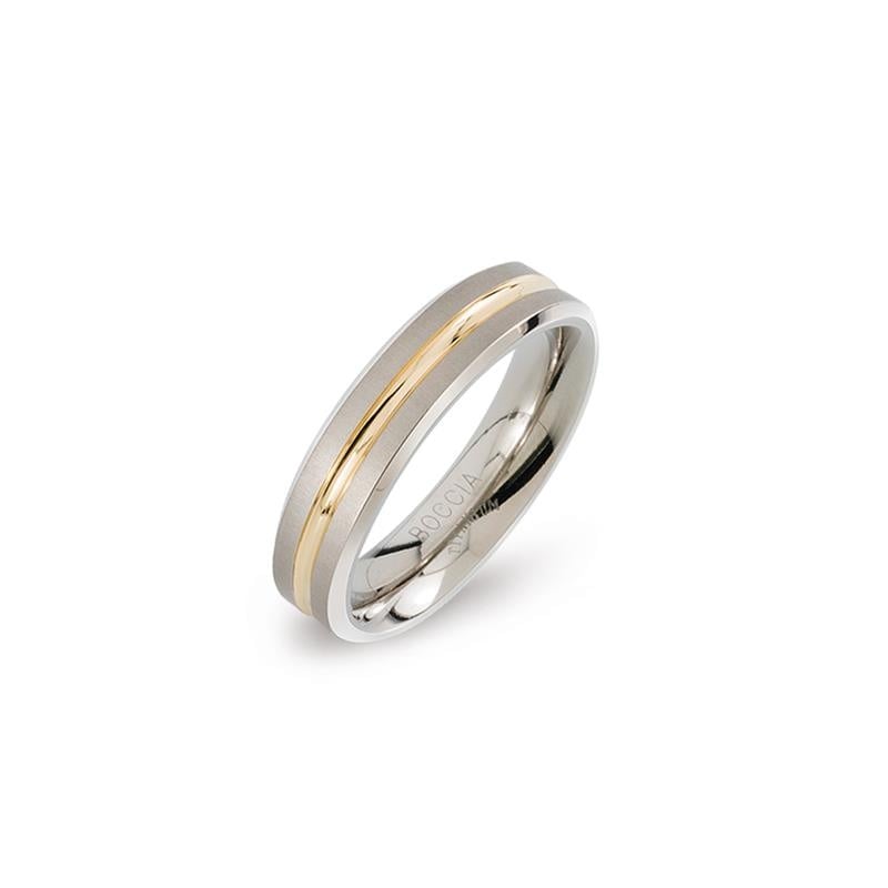 De Boccia Titanium Ring Bicolor 0144-02 heeft een gepolijste zilveren afwerking met een dunne gouden streep en een gegraveerd BOCCIA-logo aan de binnenkant. Het is een tijdloos accessoire van Boccia, elegant gepresenteerd op een witte achtergrond.