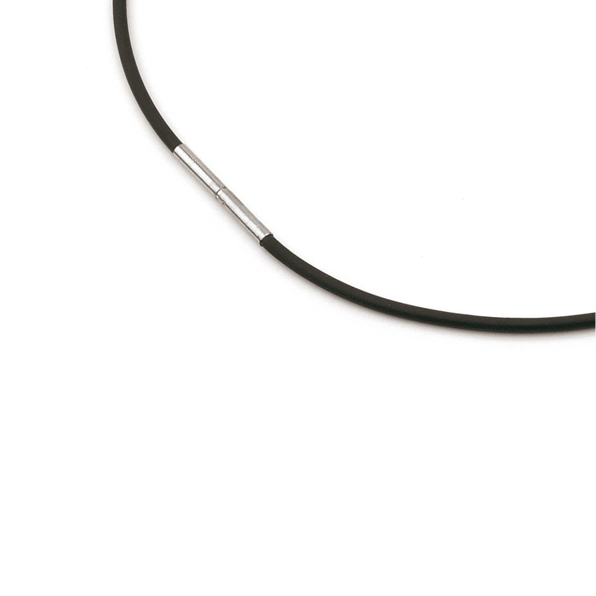 Een close-up van de Boccia Titanium Lengte Collier rubber 0801-01 ketting van Boccia, met een strak zwart rubber ontwerp met een eenvoudige titanium banjonetsluiting, elegant weergegeven op een effen witte achtergrond.