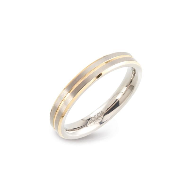 De Boccia Titanium Ring Bicolor 0148-02 heeft een zilverkleurige band met twee gouden lijnen en een gepolijste afwerking, wat hem een moderne, elegante uitstraling geeft - ideaal voor fans van Boccia sieraden.