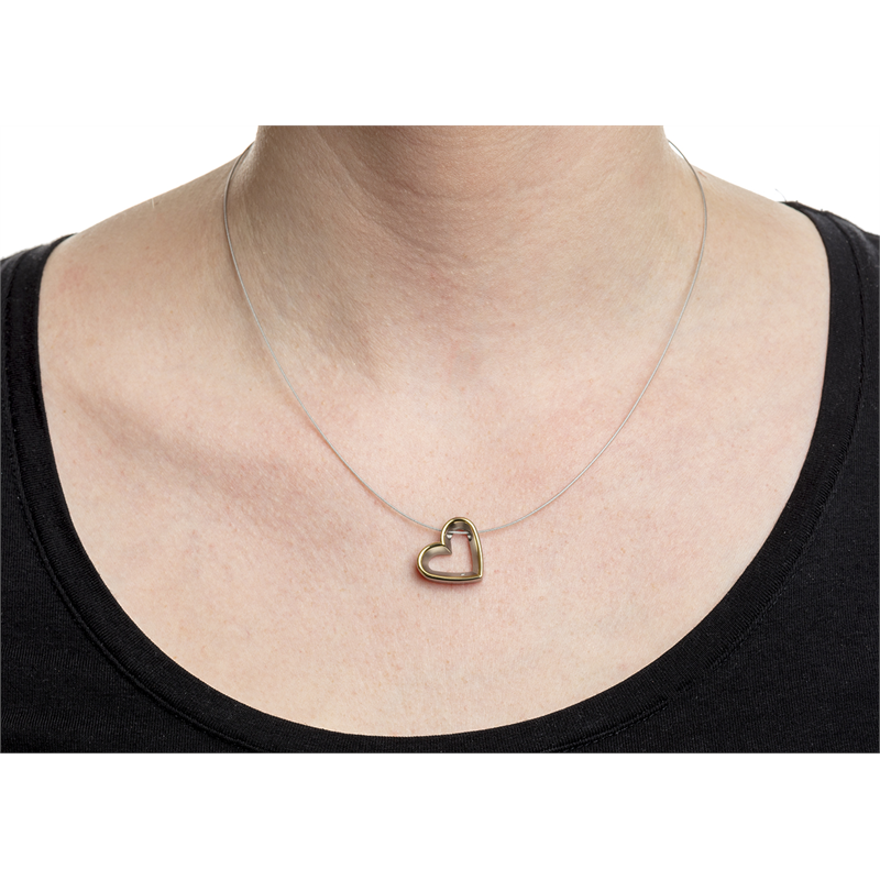 Een persoon in een zwart topje en een dunne ketting met een Boccia Titanium Hanger Bicolor dia 1/0.05 - 07014-02 is afgebeeld van schouders tot kin tegen een witte achtergrond.