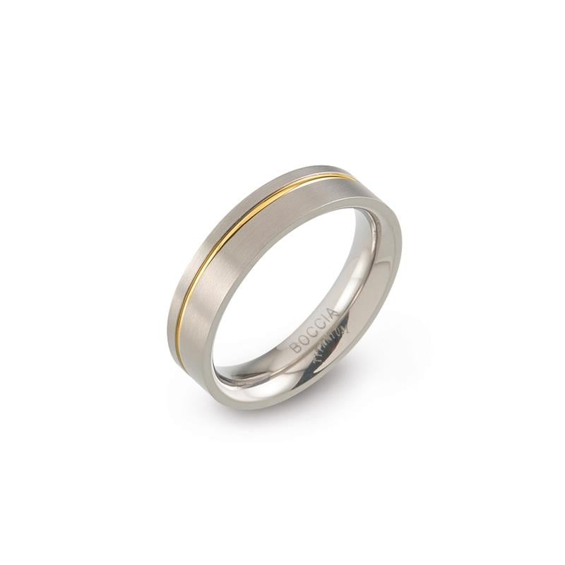 De Boccia Titanium Ring Bicolor 0149-03 heeft een matte zilveren afwerking, een dunne gouden middenstreep en een gepolijste binnenband met de gravure "BOCCIA" - een opvallende aanvulling op elke sieradencollectie.