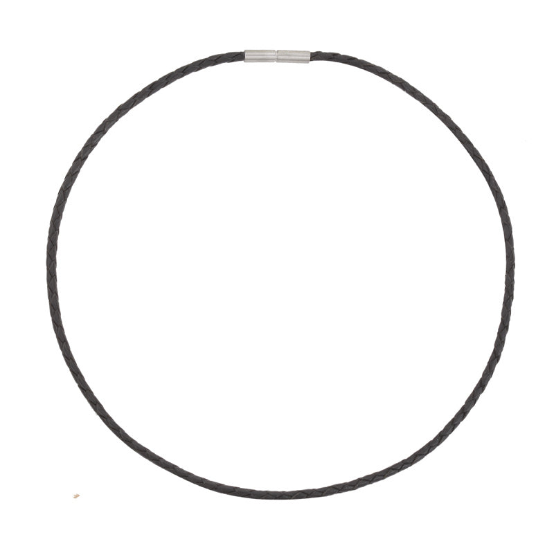 De Boccia Titanium Lengte Collier leer 0835-01 van Boccia is een zwart gevlochten leren ketting met een kleine zilverkleurige sluiting, uitgevoerd in cirkelvorm op een witte achtergrond.