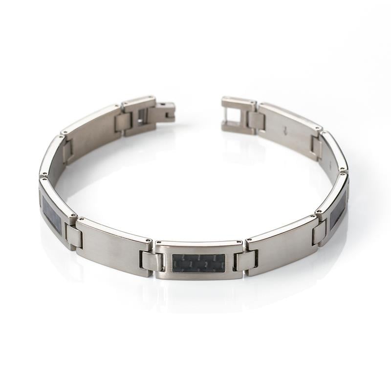 De Boccia Titanium Armband carbon 0333-01 is een strakke armband van titanium, met rechthoekige zilveren schakels met zwarte carbon inleg, prachtig gerangschikt op een wit oppervlak.