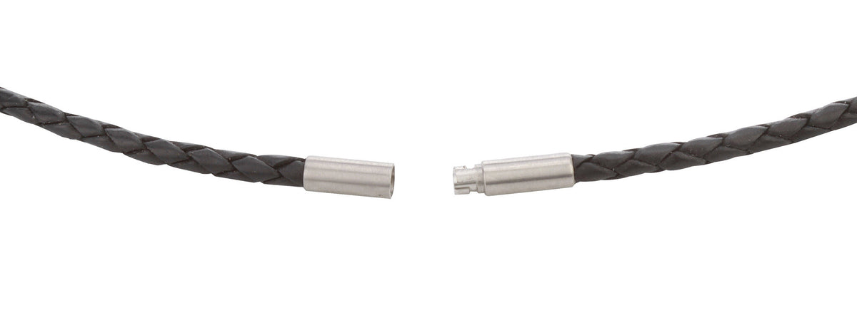Een close-up van de Boccia Titanium Lengte Collier leer 0835-01 van Boccia, met een zwart gevlochten leerkoord en een open titanium bajonetsluiting, weergegeven tegen een witte achtergrond.