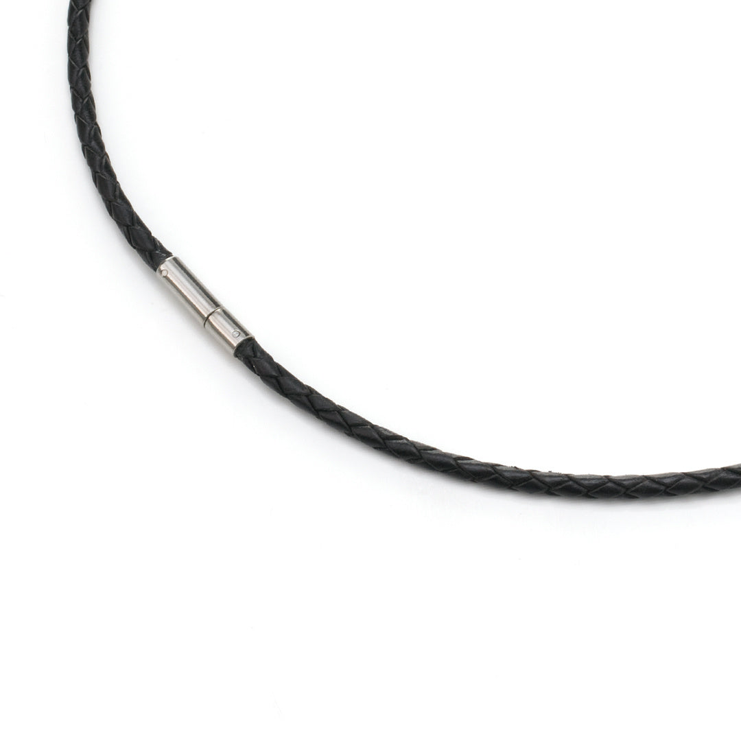 Een close-up van de Boccia Titanium Lengte Collier leer 0835-01, een zwart gevlochten leren collier met een klein zilveren slotje van Boccia, afgebeeld op een witte achtergrond. Dit sieraad benadrukt elegant vakmanschap en een tijdloze stijl.