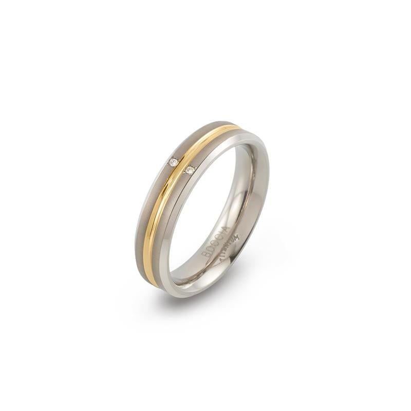 De Boccia Titanium Ring Bicolor dia 1/0.01 (0144-01) heeft een gouden centrale band omzoomd met zilveren titanium en twee kleine ronde diamanten die naast elkaar op het gouden gedeelte zijn gezet.