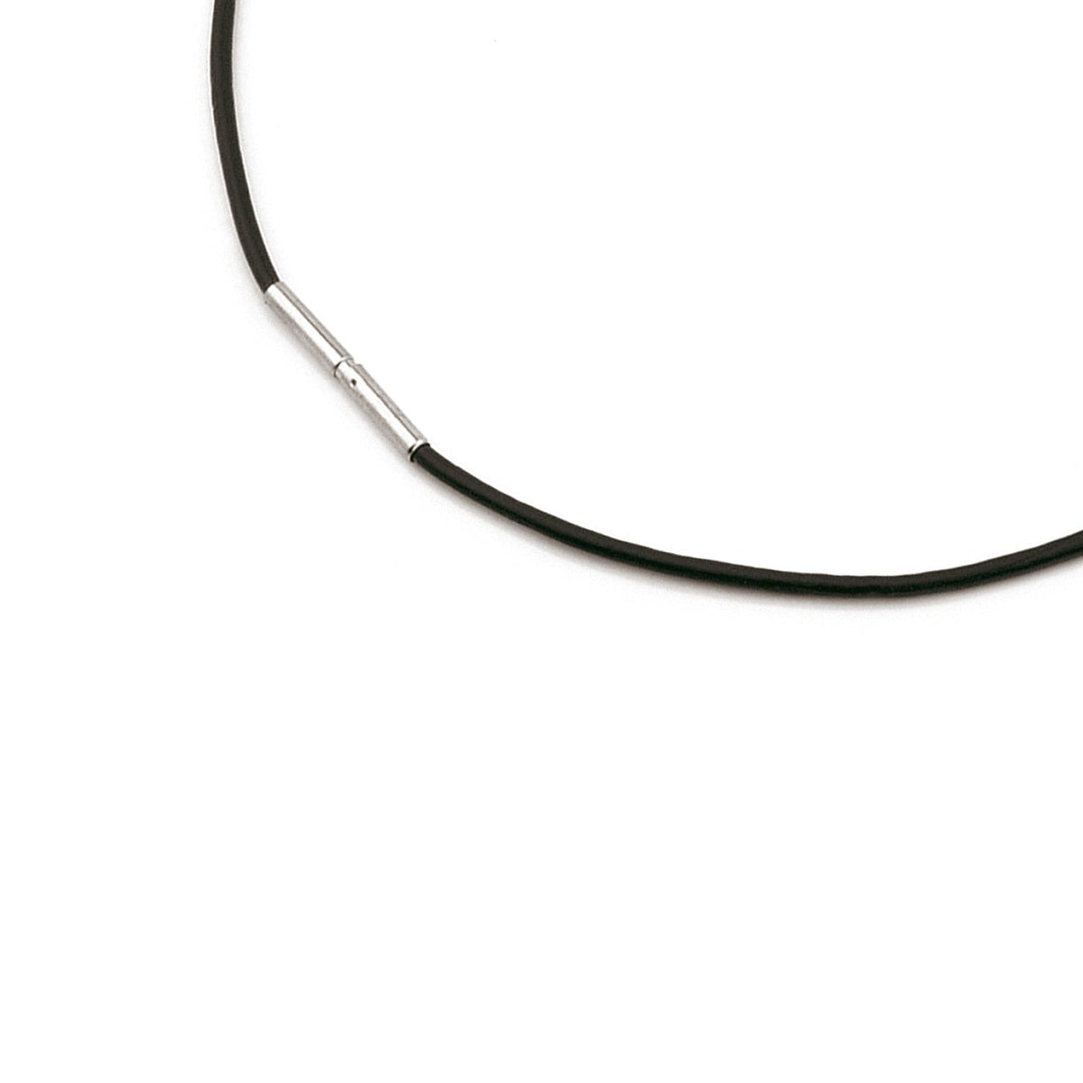 Op een effen witte achtergrond is een zwarte leren Boccia Titanium Lengte Collier 0805-02 met een eenvoudige zilveren bajonetsluiting afgebeeld, waarbij slechts een deel van de ketting zichtbaar is.