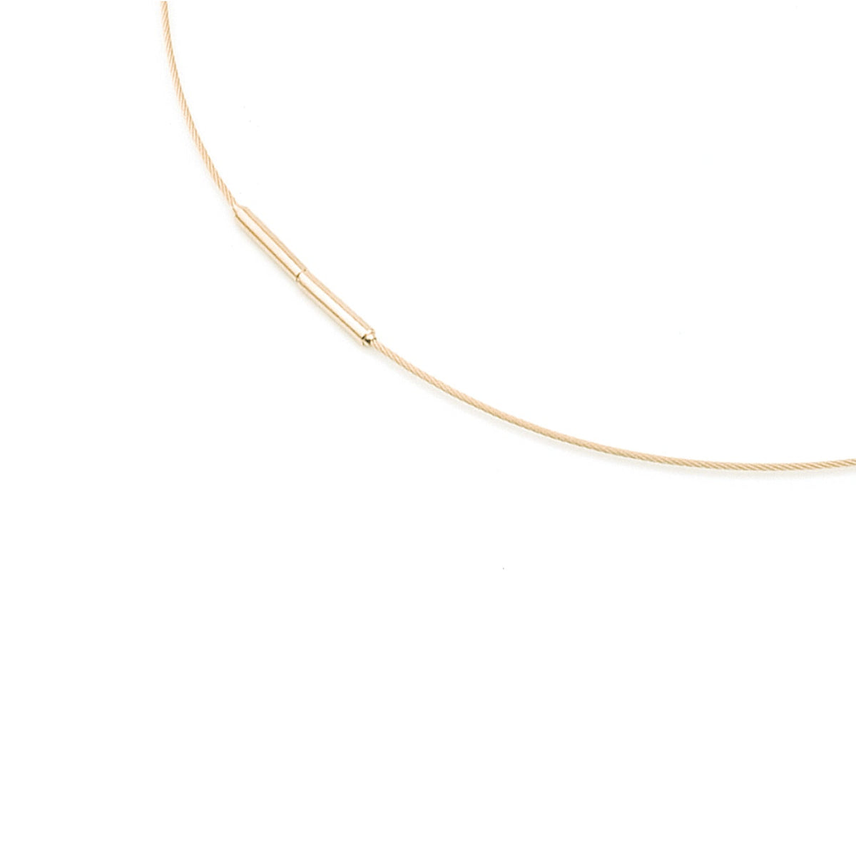 De Boccia Titanium Lengte Collier gp staal 0802-02 is een dunne, goudkleurige ketting met een strak design en een titanium bajonetsluiting, afgebeeld op een witte achtergrond.