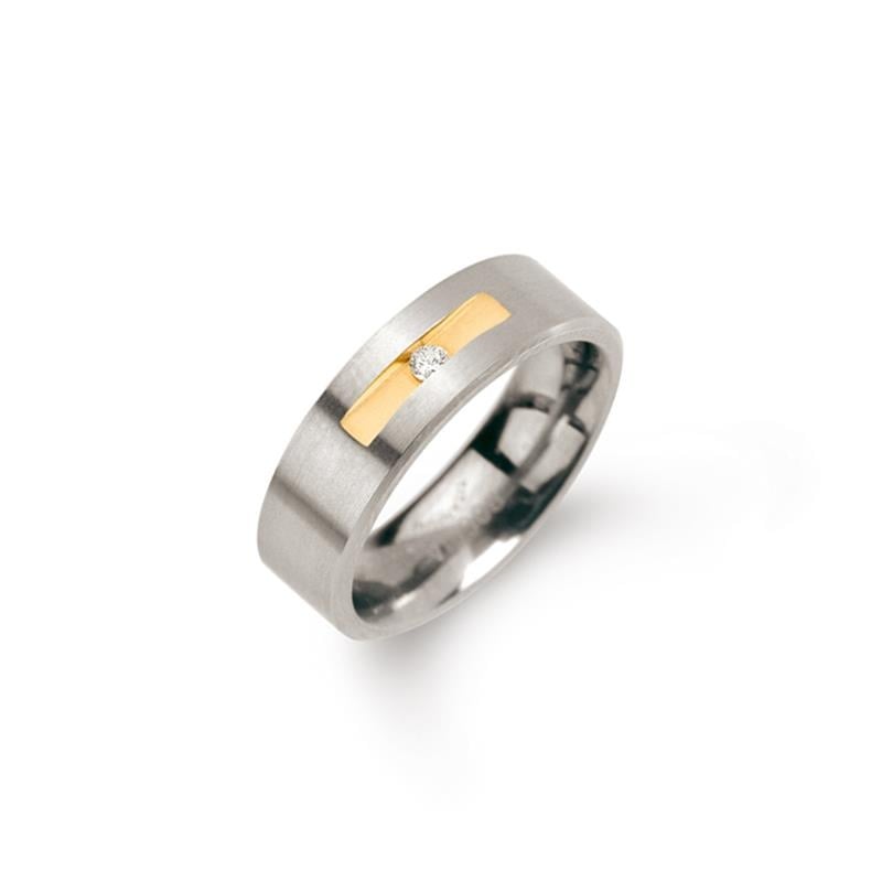 Bicolor titanium ring met een gouden strook en een kleine diamant in het midden.