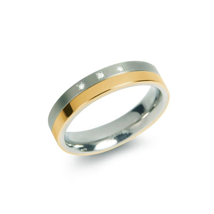 De Boccia Titanium Ring Bicolor dia 3/0.015 (0129-04) van Boccia heeft een gouden buitenrand, een zilveren middenstuk en drie kleine diamanten op een rij bovenop. De ring wordt afgebeeld tegen een witte achtergrond.
