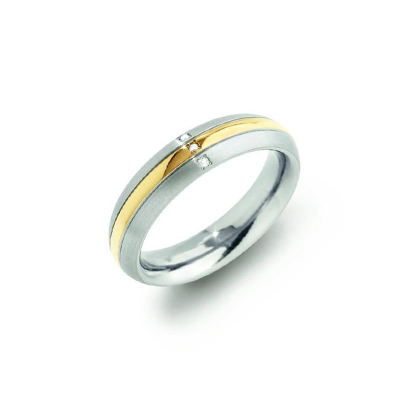 De Boccia Titanium Ring Bicolor dia 3/0.015 - 0131-04 heeft een geborstelde zilveren afwerking, een centrale gouden streep en twee diamanten accenten, prachtig gepresenteerd tegen een witte achtergrond.
