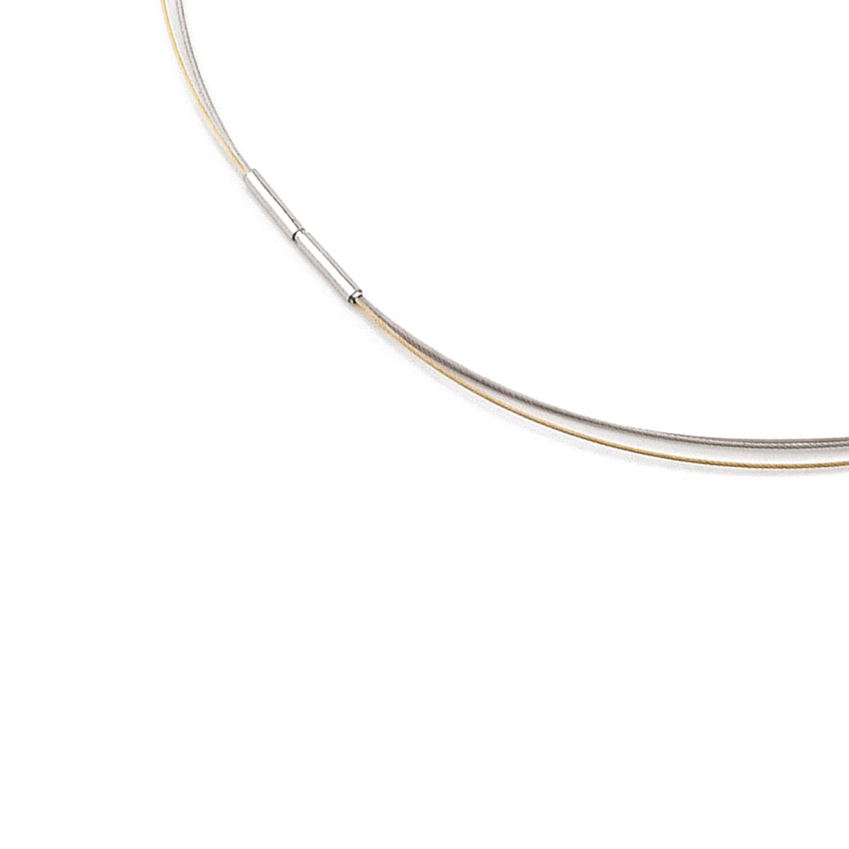 De Boccia Titanium Length Collier, model 0804-02, is een strakke, minimalistische choker met een tweekleurig goud-zilveren stalen ontwerp, met een vloeiende, gebogen vorm en een titanium banjonetsluiting aan de linkerkant.
