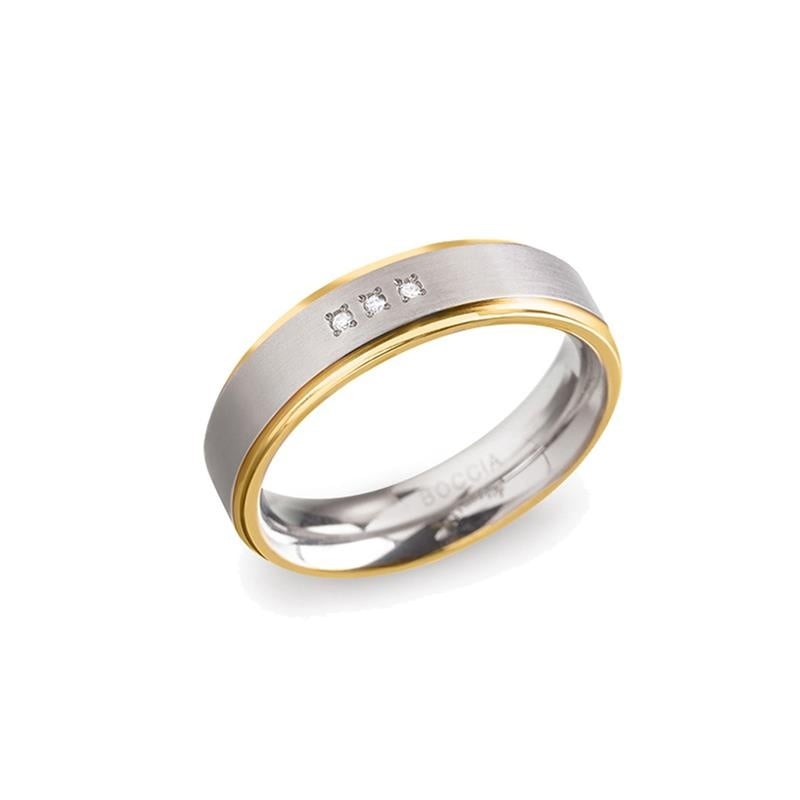 De Boccia Titanium Ring Bicolor dia 3/0.015 - 0134-04 heeft een geborsteld zilveren middenstuk en gepolijste gouden randen met drie kleine ingebedde diamanten en subtiel gegraveerd "Boccia" aan de binnenkant.