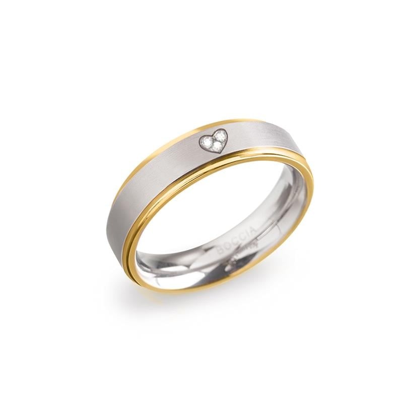 De Boccia Titanium Ring Bicolor dia 3/0.015 (0134-06) combineert zilver- en goudtinten, met een klein hartvormig detail met delicate diamanten - tijdloze elegantie van Boccia.