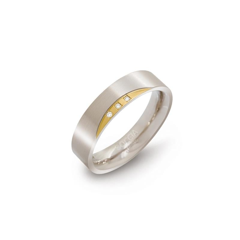 De Boccia Titanium Ring Bicolor dia 3/0.015 - 0138-04 heeft een mat zilveren afwerking, gouden accentstrip en drie kleine diamanten - een elegante damesring van Boccia voor elke gelegenheid.