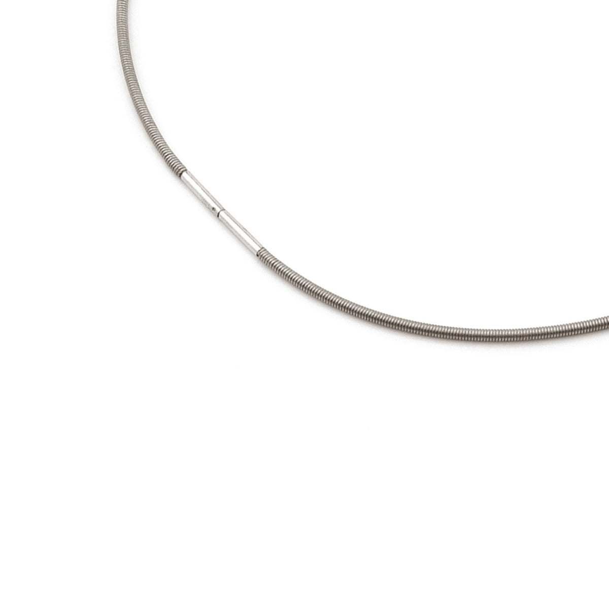 De Boccia Titanium Lengte Collier 0808-01 van Boccia, een opgerolde zilveren titanium ketting met een gladde cilindrische bajonetsluiting, wordt weergegeven op een witte achtergrond.