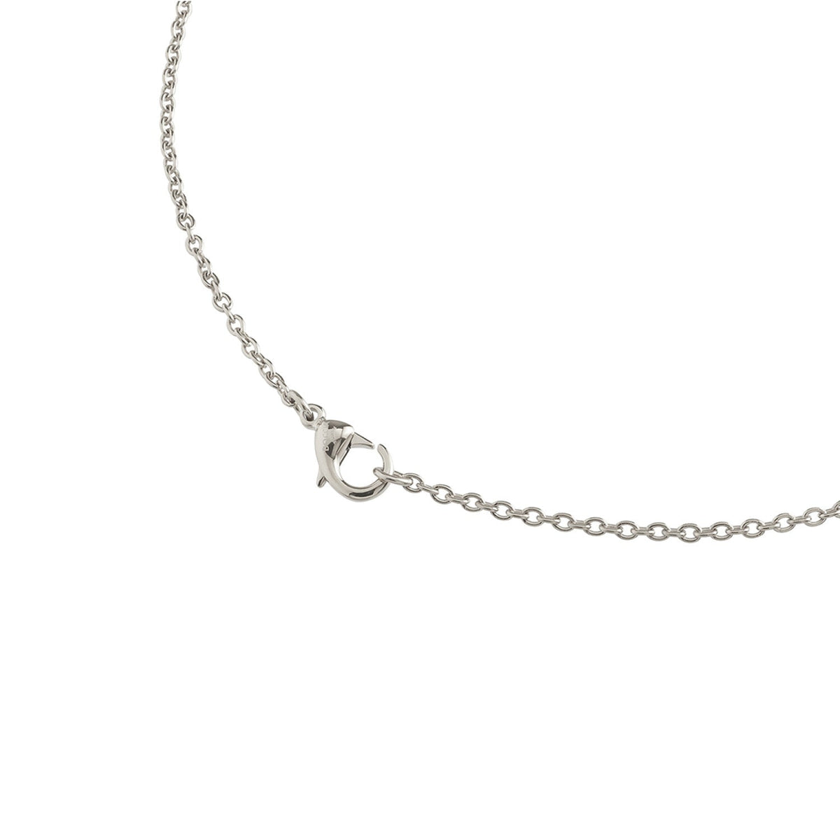 Een close-up van de Boccia Titanium Lengte Collier 08027-01 ketting van Boccia, met een delicaat zilveren jasseron schakel ontwerp met een karabijnsluiting, geïsoleerd op een witte achtergrond.