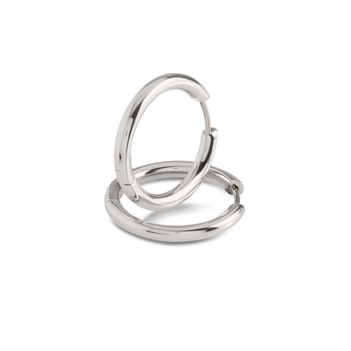 Een paar Boccia Titanium Oorringen 05072-01 oorbellen, gemaakt van glanzend zilver met een glad ontwerp, worden getoond op een witte achtergrond; één oorbel staat rechtop, terwijl de andere plat ligt.