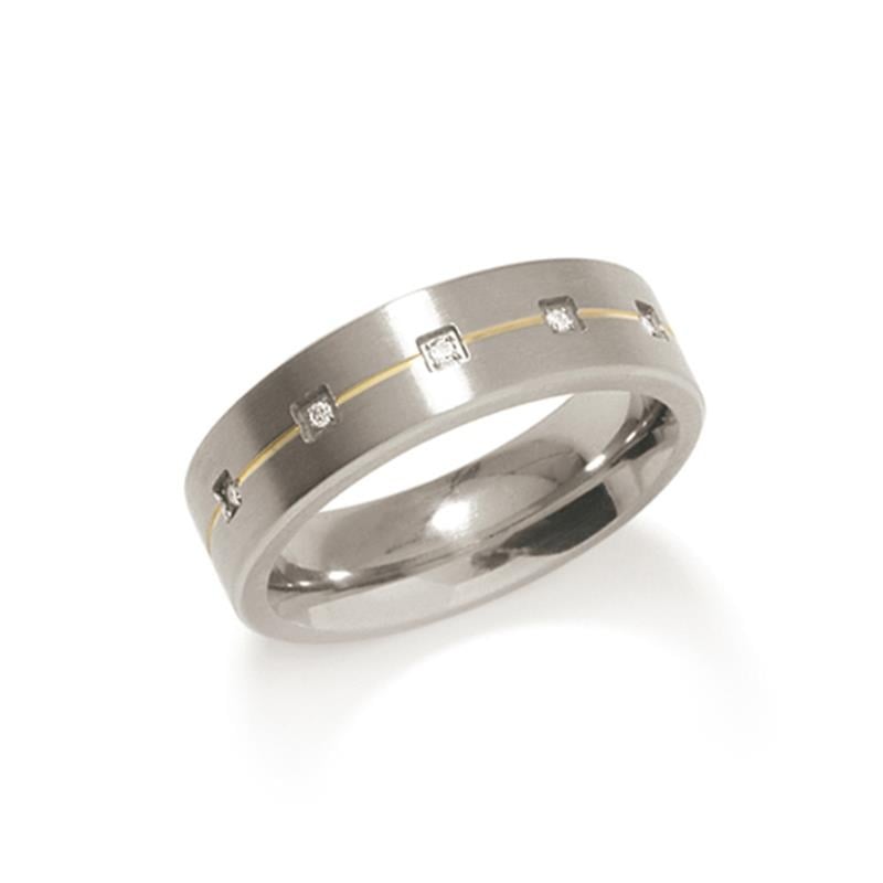 De Boccia Titanium Ring Bicolor dia 5/0.025 - 0101-19 heeft een zilverkleurige band met een dunne gouden streep en sprankelende vierkante en ronde diamanten langs de gouden lijn voor een opvallende look.