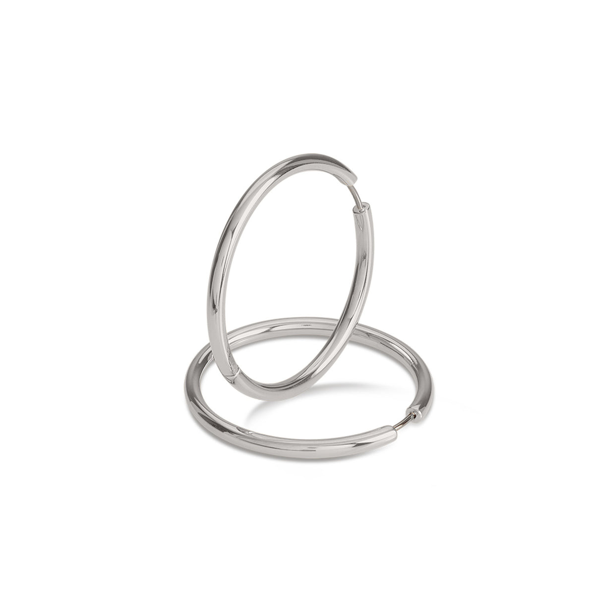 Een paar elegante Boccia Titanium Oorringen 05070-01 met een gladde, zilveren afwerking wordt getoond tegen een witte achtergrond – één rechtopstaand, één liggend. Deze tijdloze titanium oorbellen van Boccia vormen een perfecte aanvulling op elke sieradencollectie.
