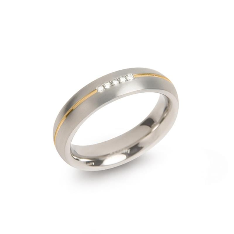 De Boccia Titanium Ring Bicolor dia 5/0.025 - 0130-04 van Boccia heeft een elegant design met een smalle gouden streep en drie met de hand gezette diamanten op een rij bovenop.