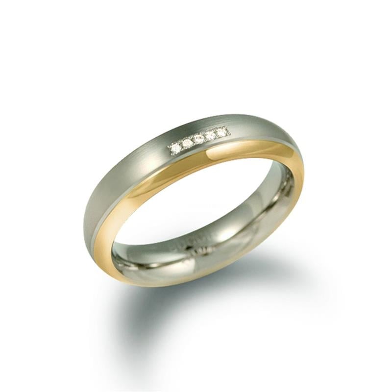 De Boccia Titanium Ring Bicolor dia 5/0.025 - 0130-10 heeft goud- en zilverkleurige tinten en een gladde afwerking, met sprankelende diamanten in de zilveren band voor een elegante touch.