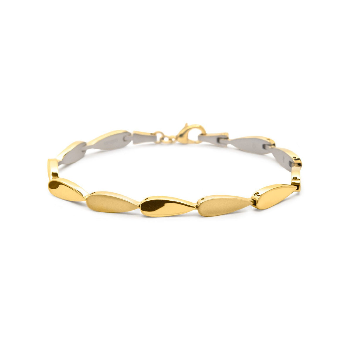 De Boccia Titanium Armband gp 03052-03 combineert elegantie en strak design met afwisselend verbonden ovale schakels en een subtiel geïntegreerde sluiting. De gouden kleur schittert prachtig tegen een witte achtergrond, wat de stijlvolle touch van het merk benadrukt.