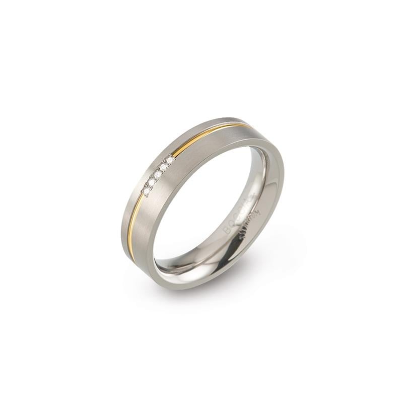 De Boccia Titanium Ring Bicolor dia 5/0.025 - 0149-04 van Boccia heeft een strak titanium ring, een dunne gouden streep en drie diamanten op een rij aan de bovenkant.