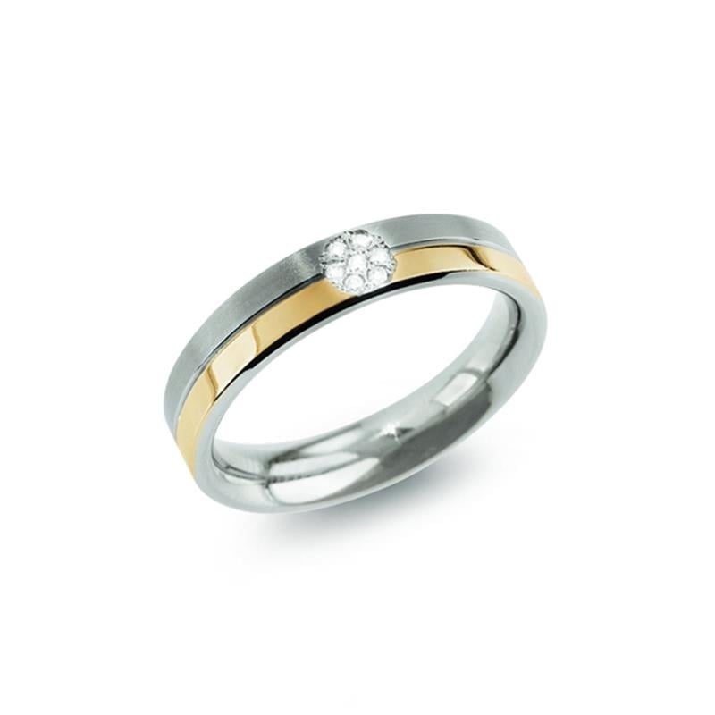 De Boccia Titanium Ring Bicolor dia 7/0.035 - 0129-06 van Boccia heeft een gouden streep door het midden en een enkele ronde diamant, prachtig weergegeven tegen een effen witte achtergrond.