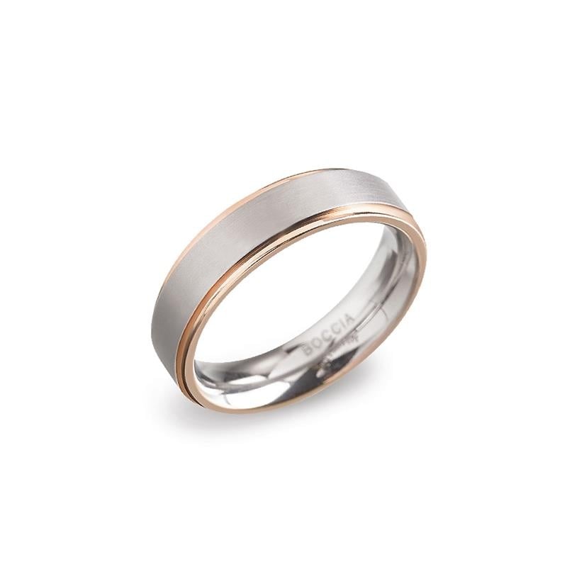 De Boccia Titanium Ring Bicolor rgp 0134-03 heeft een matte zilverkleurige afwerking met slanke, gepolijste roségouden randen en een glanzend gegraveerde binnenkant.