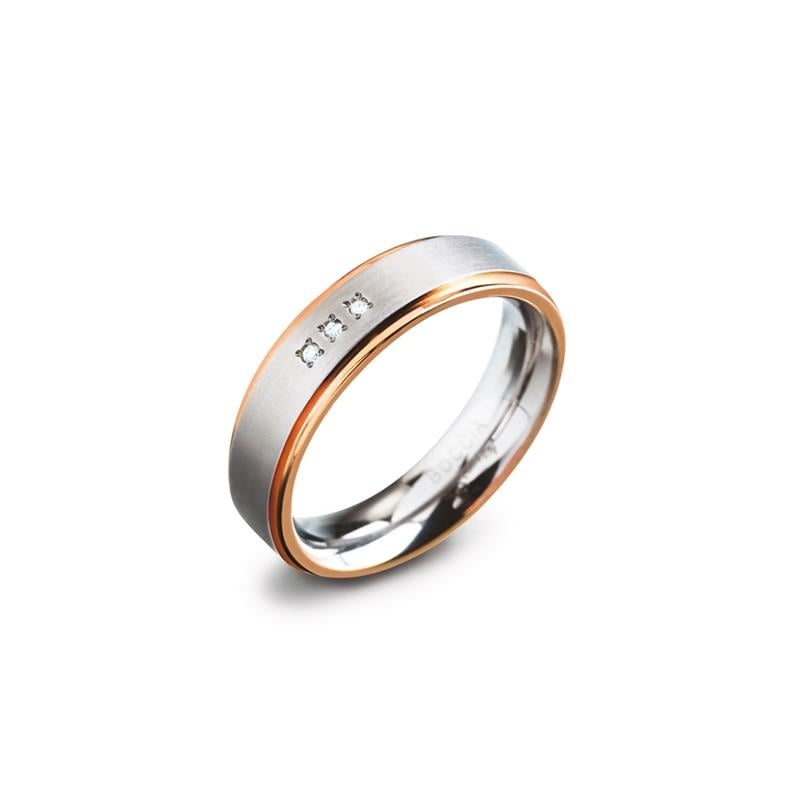 De Boccia Titanium Ring Bicolor rgp dia 3/0.015 - 0134-02 van Boccia heeft roségouden randen en drie kleine diamanten op een rij op het matte zilveren oppervlak, afgebeeld op een witte achtergrond.