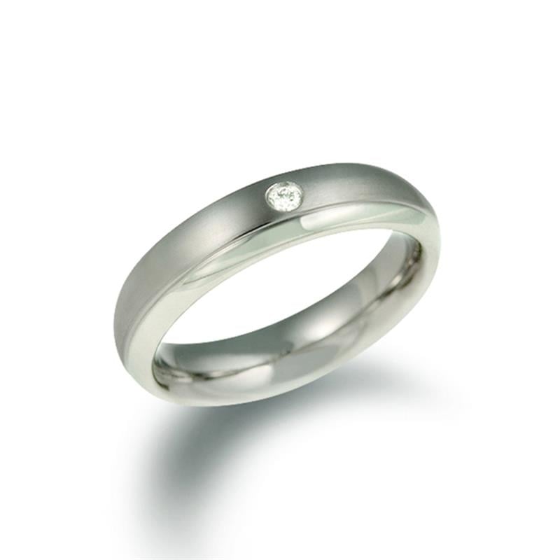 Titanium ring met een matte afwerking en een kleine diamant van 0,03 ct.