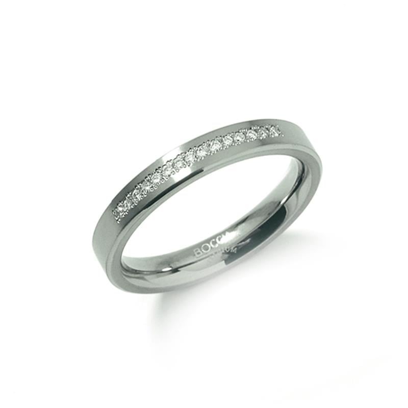 De Boccia Titanium Ring dia 15/0.075 - 0120-04 heeft een rij fonkelende diamanten in de band en een gegraveerde "BOCC" binnenin, tegen een witte achtergrond.