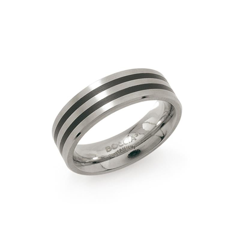 De Boccia Titanium Ring zwart emaille 0101-17 van Boccia is een strakke zilveren titanium ring met twee zwarte horizontale strepen op een gladde, gepolijste witte achtergrond met een reflecterende binnenkant.