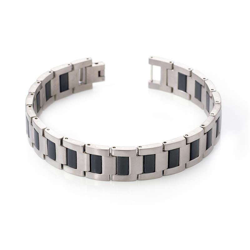De Boccia Titanium Armband rubber 0334-01 van Boccia is een titanium armband voor heren met rechthoekige, zwarte rubberen accenten op elke schakel, weergegeven in een halve cirkel op een witte achtergrond.