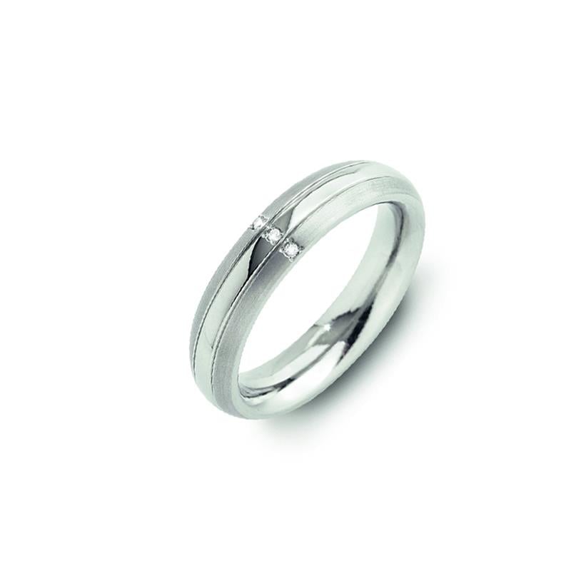 De Boccia Titanium Ring dia 3/0.015 - 0131-03 van Boccia heeft een matte titanium afwerking, twee kleine diamanten en een diagonaal groefontwerp, afgebeeld op een witte achtergrond.
