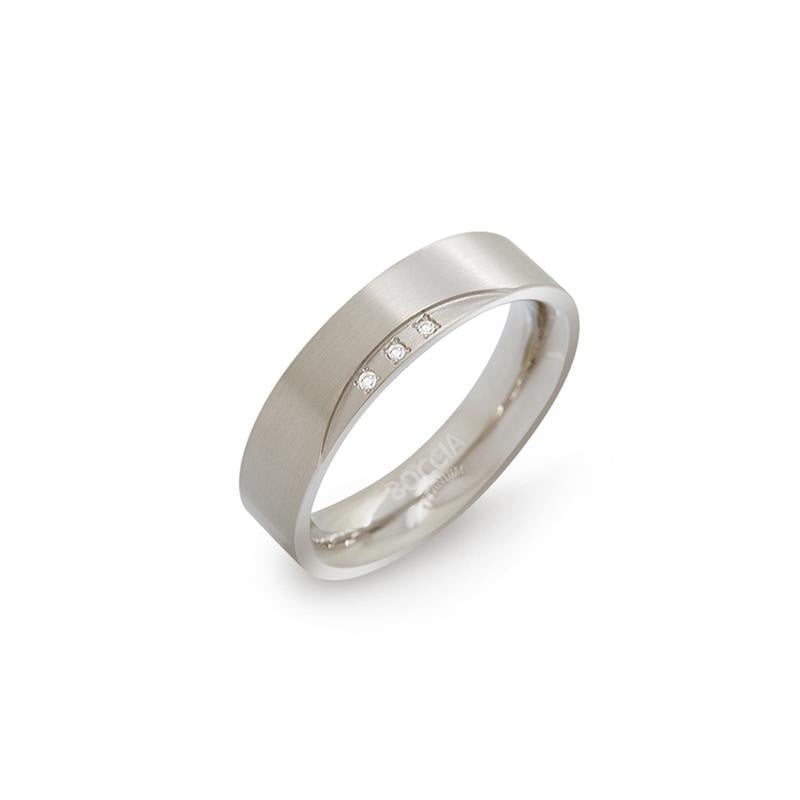 Titanium ring met matte afwerking en drie kleine diamanten aan de bovenkant.