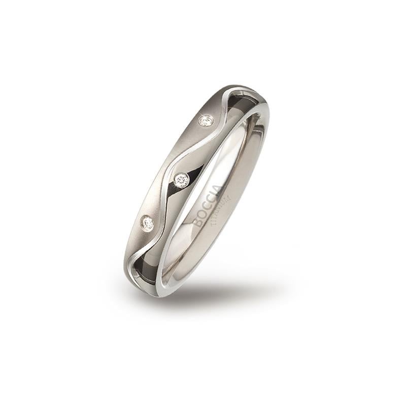 Titanium ring met golvende vorm en drie kleine diamantjes, afgewerkt in een glanzende zilveren kleur.