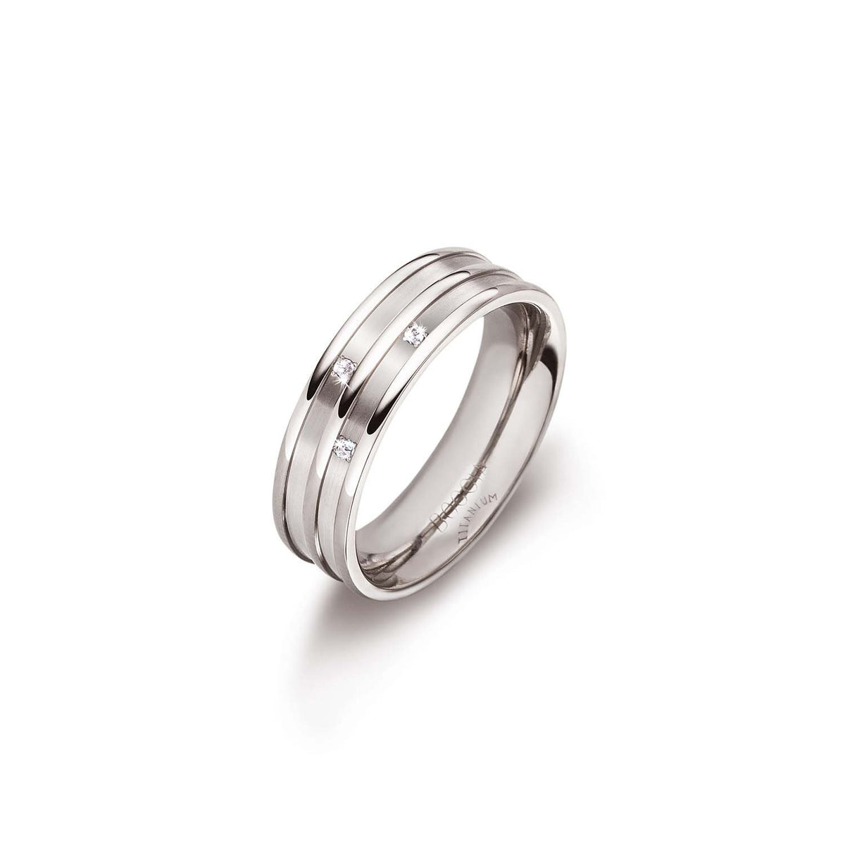 Titanium ring met drie smalle rijen en drie kleine diamantjes in een glanzende afwerking.
